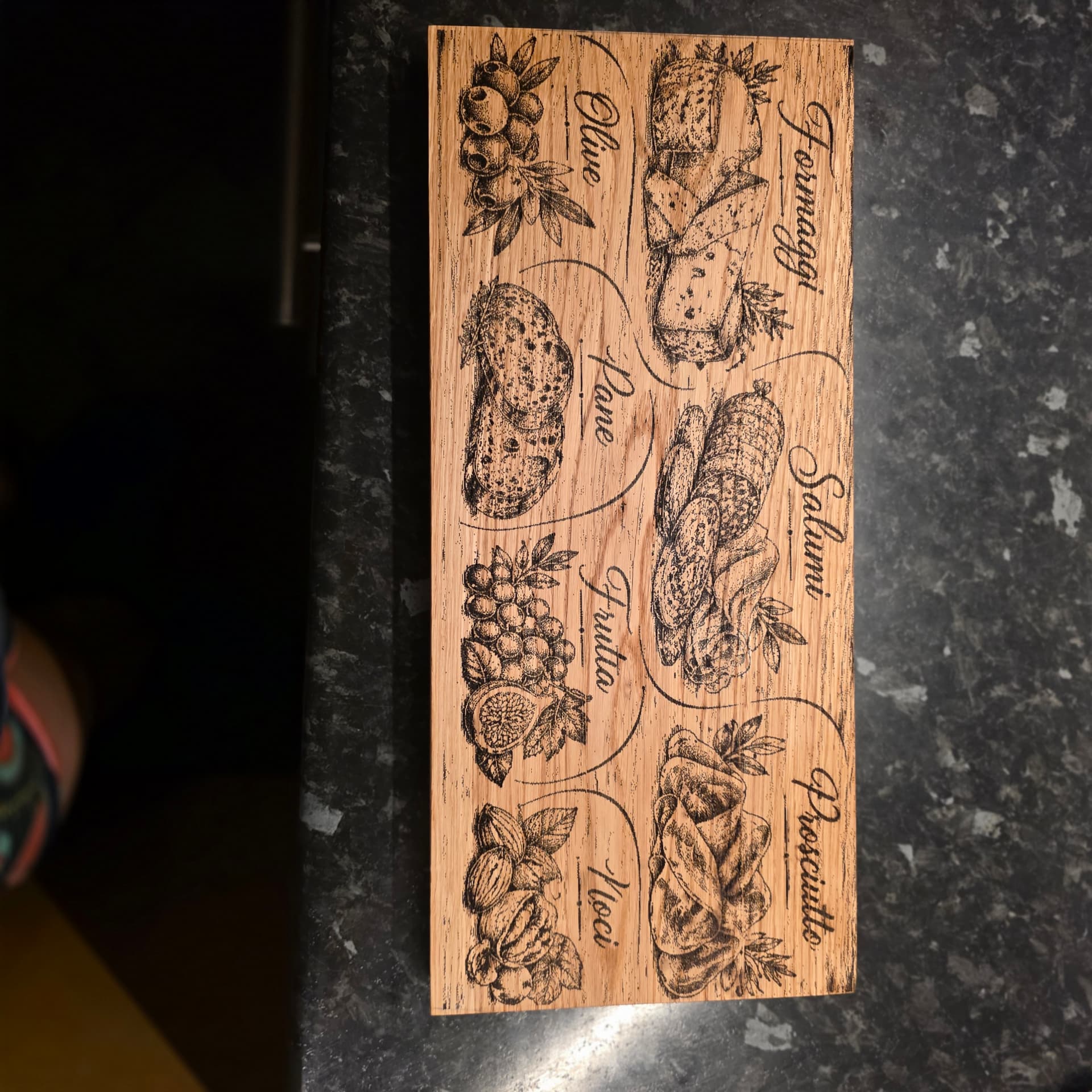 Lasergraverad skärbräda med italienska charkmotiv